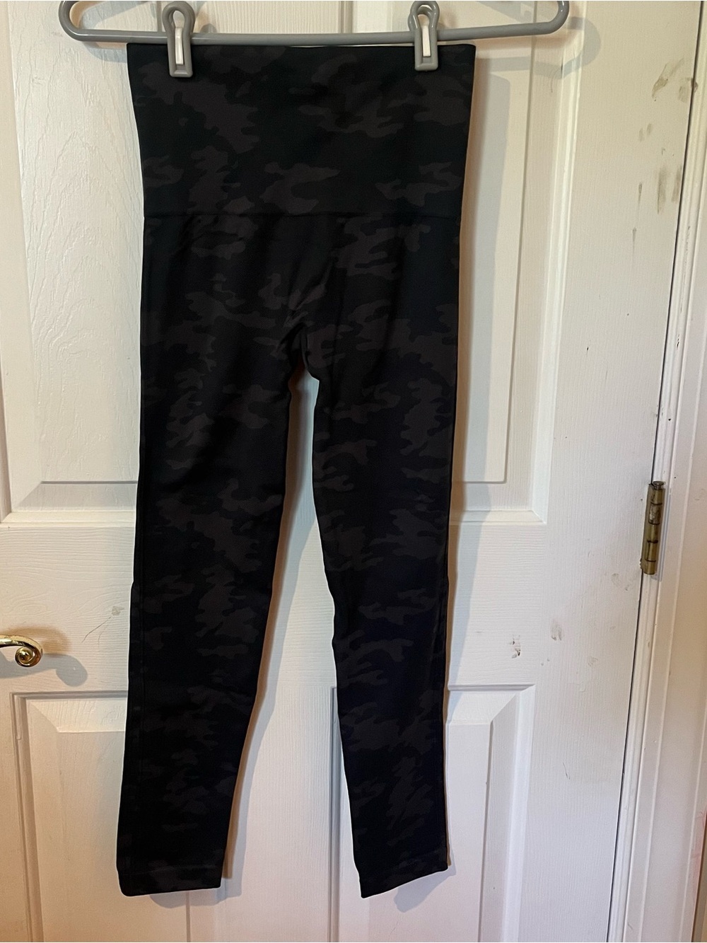 Spanx Look At Me Now Black Camo Seamless Leggings Women’s Medium M Shaping